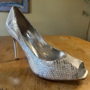 Gianni Bini Patent Leather Faux Snake Print Peek Toe 4inch Heels Silver sz 9M
